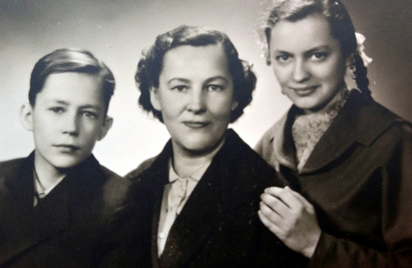 Stepono Kairio dukterėčia Benedikta Petniūnaitė-Kriščiūnienė su vaikais Lina ir Jonu. Linos Gerbutavičienės asmeninio archyvo nuotrauka.